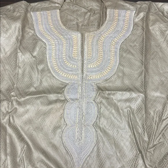 Traditional Men's Embroidered Tunic in Metallic Gold - Picture 3 of 4